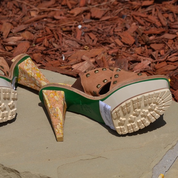 Lisa Pliner for Donald Pliner Platform Slides - Picture 4 of 4